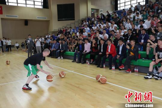 美国教练团队在深向近350位中国中小学篮球教师传授教法
